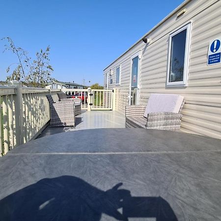 Luxury 2019 8 Berth Caravan With Hot Tub @ Tattershall Lakes Bagian luar foto