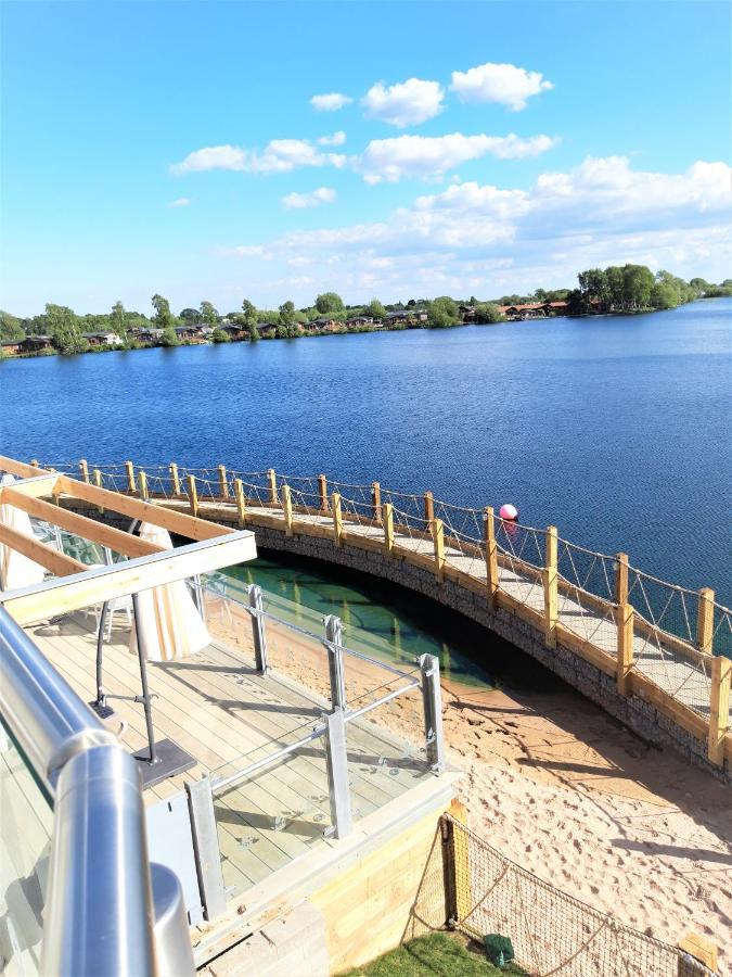 Luxury 2019 8 Berth Caravan With Hot Tub @ Tattershall Lakes Bagian luar foto