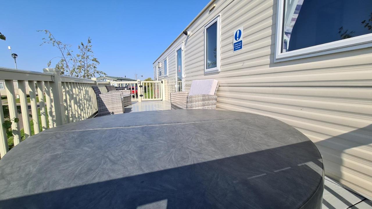 Luxury 2019 8 Berth Caravan With Hot Tub @ Tattershall Lakes Bagian luar foto