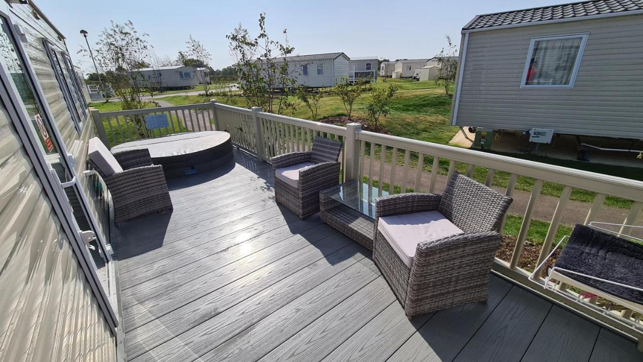 Luxury 2019 8 Berth Caravan With Hot Tub @ Tattershall Lakes Bagian luar foto