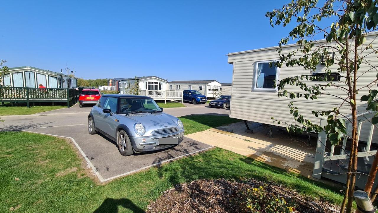 Luxury 2019 8 Berth Caravan With Hot Tub @ Tattershall Lakes Bagian luar foto
