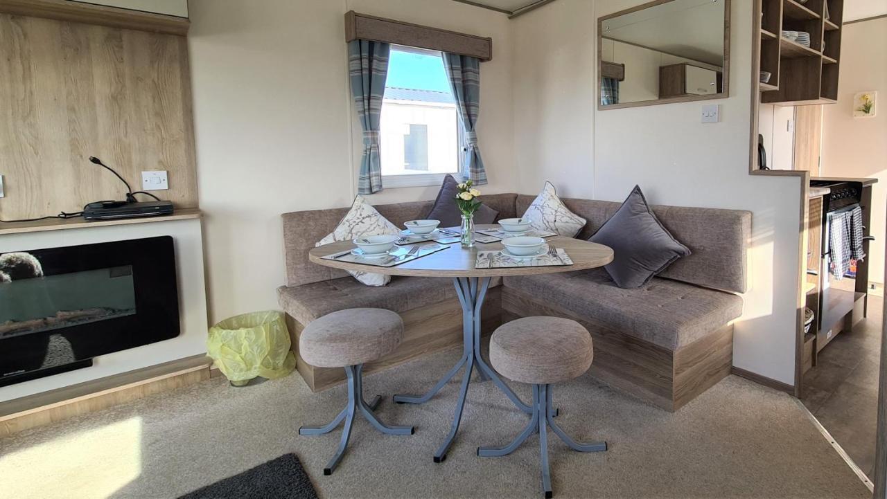 Luxury 2019 8 Berth Caravan With Hot Tub @ Tattershall Lakes Bagian luar foto