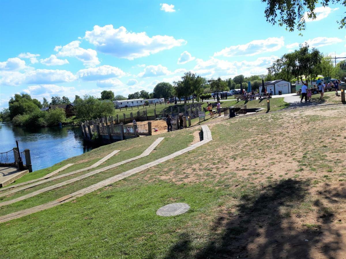 Luxury 2019 8 Berth Caravan With Hot Tub @ Tattershall Lakes Bagian luar foto