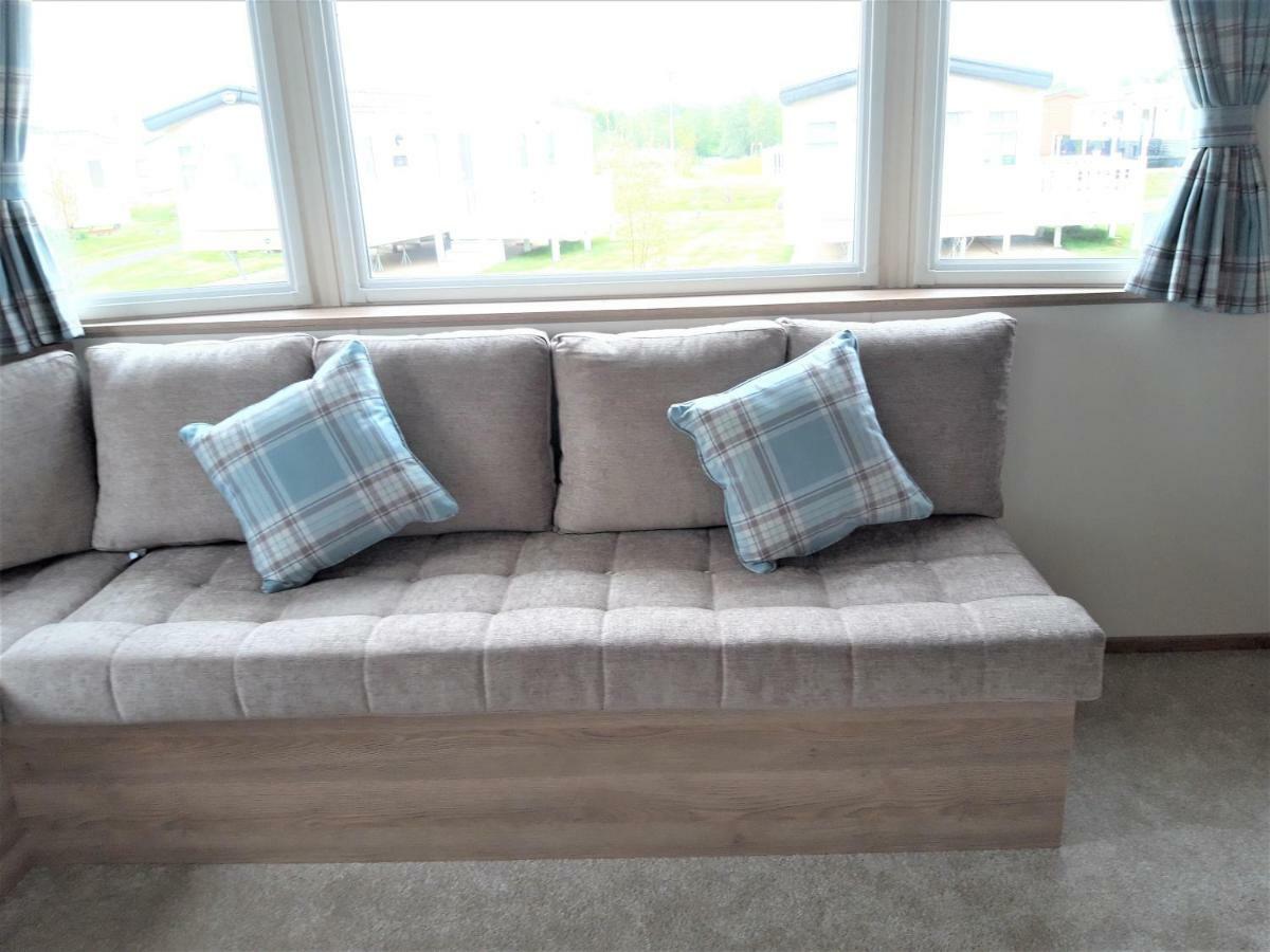 Luxury 2019 8 Berth Caravan With Hot Tub @ Tattershall Lakes Bagian luar foto