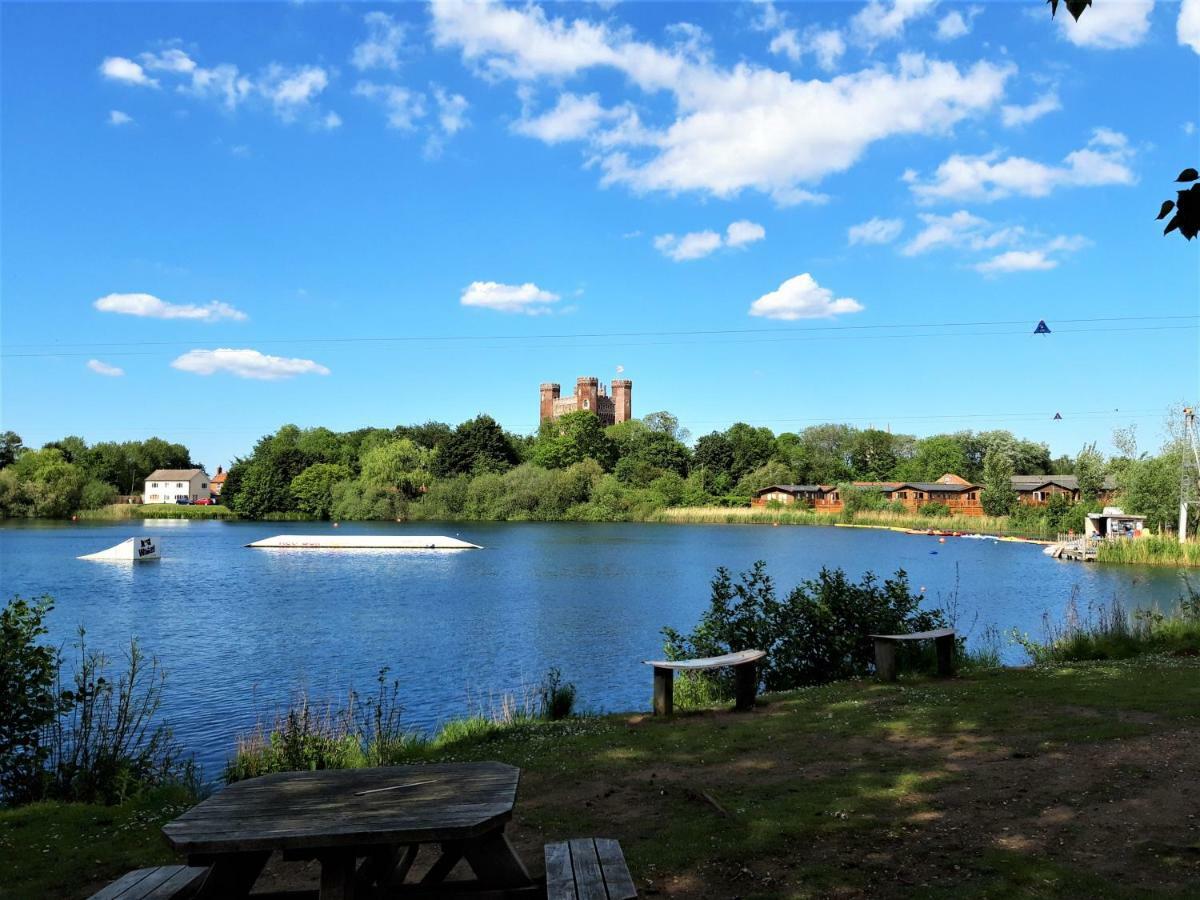 Luxury 2019 8 Berth Caravan With Hot Tub @ Tattershall Lakes Bagian luar foto